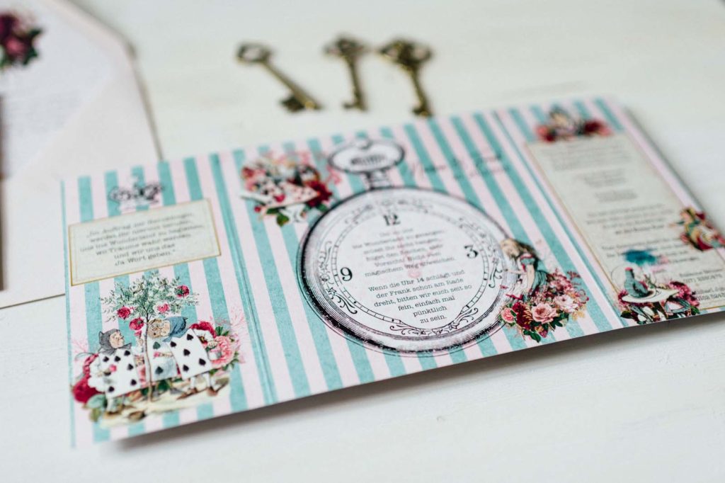 Alice im Wunderland Disney Vintage Hochzeitseinladungen Hochzeitspapeterie Hochzeitskarten Farbe Taschenuhr Schlüssel Schleife
